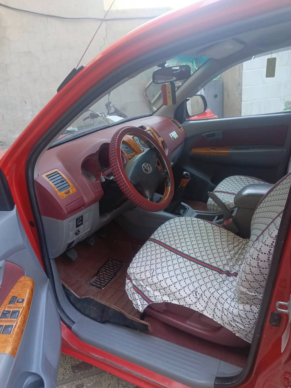 سلام عليكم للبيع بيكم تيوته 2010 كويتي رقم *********** .. مكاني بغداد.  ***********
