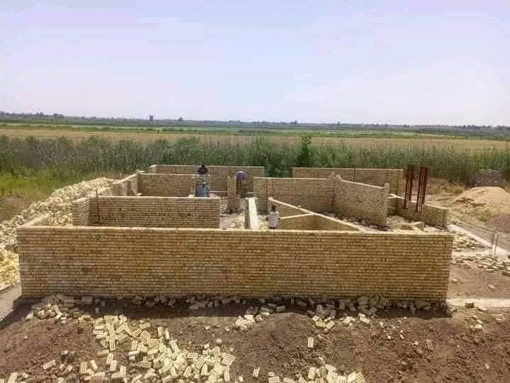 عملنا في بغداد فقط تسليم مفتاح كرسته وعمل ترميم إضافة بناء تسليم هيكل عظم بدون باب وشباك سعر المتر المربع للهيكل كرسته وعمل 200 الف  يتضمن الفقرات التاليه
دفن وتعديل الأرض بمادة السبيس مع مستوى وزن الشارع
مع الحدل بحادله كبيرة
رش مبيدات كلوردين قاتل الحشرات
تسقيط وتخطيط الخارطه على الارض مع فرش نايلون زراعي نوعيه جيده
عمل المجاري حسب مخطط الخارطه نوعية امل الشريف المصري
تسليح الرفت يكون حسب مخطط الخارطه مع حصيرتين تسليح
صب الرفت بمواد درجه اولى اسمنت مقاوم رمل اخيضر حصو مكسر او صب بم  كونكريت جاهز حسب طلب الزبون
يكون ارتفاع الرفت ٤٠ سم
صب بتلو ١٠ سم حسب المخطط
بناء بالطابوق الجمهوري بارتفاع ٣،٣٠ للطابق الأرضي
عمل حداده ونجاره صب السقف نوعية الشيش عراقي اف اف أو سوبر أو ماس رباط ٣٠ سم على كل البيت مع السقف
بناء الطابق الثاني بارتفاع ٣،١٠ نفس مواصفات الطابق الأرضي مع مردات ماء ٢٠ سم
بناء البيتونه مع صب السقف حسب مساحة الخارطه مع الستاره بارتفاع ١،٢٥د سم
يشمل الهيكل المجارى كاملة مع مرازيب السطوح والبلكونات
مع تأسيس أنابيب السبالت مع تأسيس
علما عملنا بغداد نقد فقط
للتواصل يرجى مراسلة الصفحه أو الواتساب الاتصال بالارقام التاليه
*********** واتساب
***********
ربي يرزق الجميع
