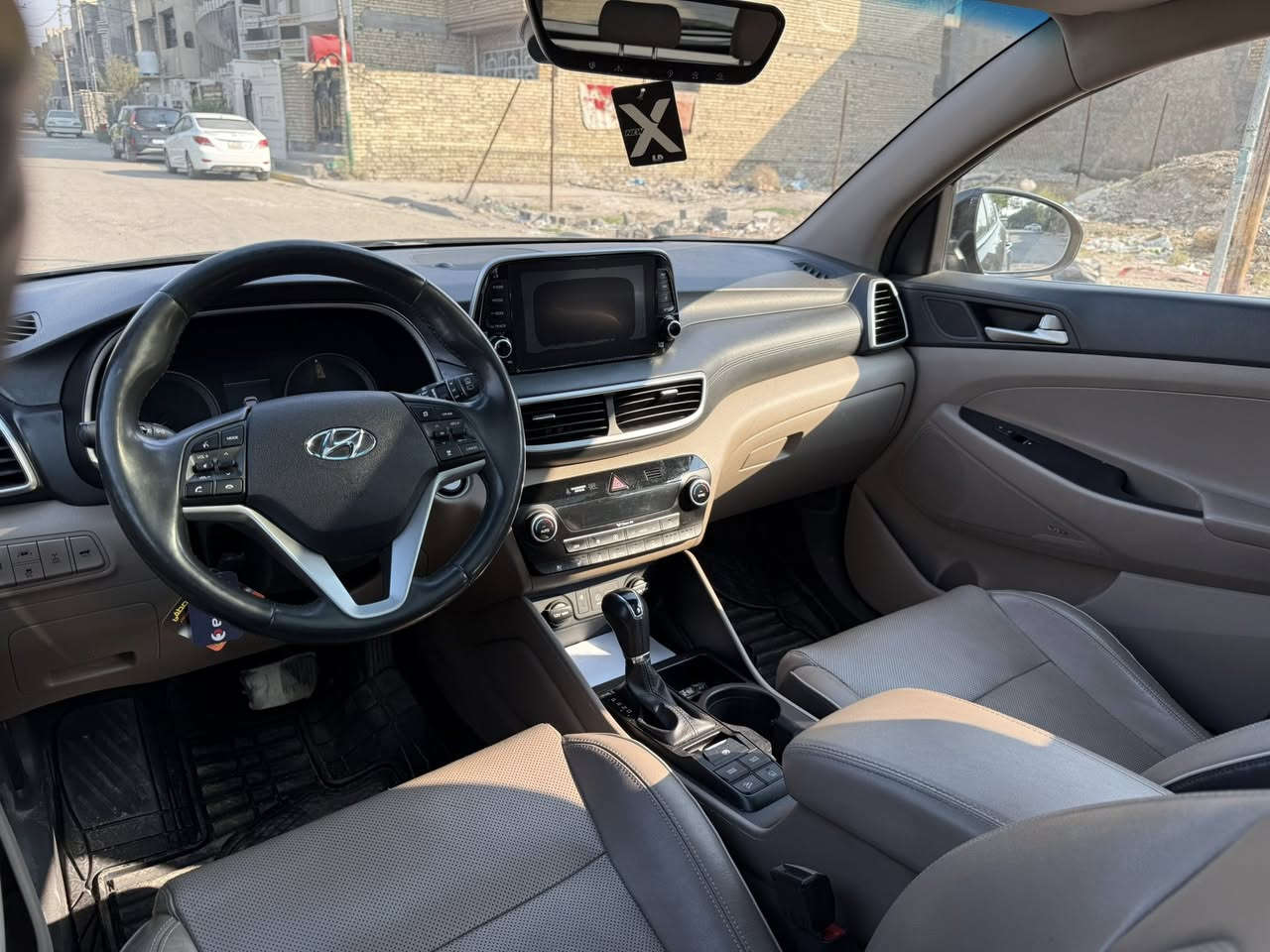 السلام عليكم للبيع توسان مديل 2020امريكيا السيارة جديدة كلش ماشية31000miحقيقي حادثهة بنيد ونصبغ ويا بس بدايت الجاملغ وبيهة رصعة بل جاملغ الخلفي ونصبغ علة كدهة وبيهة وجه الشاصي الايمن فقط سحب بدون صبغ وبدون معجون السيارة فول موصفات 
بنراما 
جلد لونين 
بصمة 
تدفئة وتبريد كشنات 
ولكشنات الخلفية تدفئة 
شحن وايرلس 
خمس كامرات 
سستم سماعات انفنتي صوت كلش حلو وعالي 
كشنات كهرباء  
صندوك كهرباء 
السيارة جاهزة من كلشي ما بيهة اي نقص 
مكينة 
2400GDi
رايدهة ب180$ 
مكاني شهداء البياع هاذ رقم خابرني وتدلل
***********
