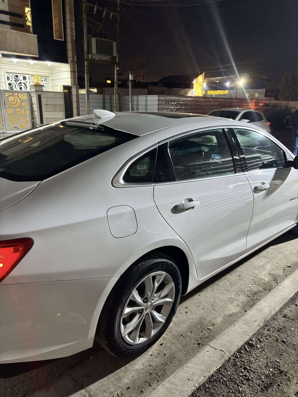 السلام عليكم
ماليبو 24 
وارد امريكي ابيض 
رقم سليمانيه بسمي 
الحادث بابين جهت اليمنه وحده تبديل اصلي وحده صبغ 
بدون دواخل لا شاصي ولا لغود 
مواصفات LT 
بصمه تشغيل 
تشغيل عن بعد 
دخول ذكي 
بانوراما 
تدفئه كشنات 
كشن كهرباء 
سايد برك بصمه 
اتو هولد 
توقف ذكي (براك)
داداشو 
تحديد مسار 
رادارات 360 درجه 
حساسات 360 درجه 
كامره دواره 
شاشه كار بلي 
ماشيه 28 الف كيلو متر 
العنوان السيديه 
السعر 170 وبي مجال 
الرقم ***********
