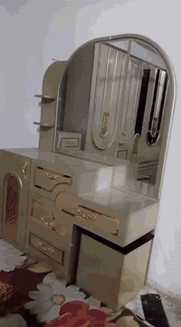 السلام عليكم غرفه كامله للبيع ١١قطعه  جديده صارلي ٣اشهر من خذته غرفه حلوه ونضيفه مكاني حله ابو غرق السعر مليونين و٢٠٠وبيه مجال قليل متواجد خاص ورقم الهاتف ***********
