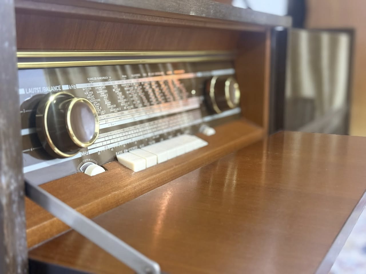 للبيع قطعة أنتيك ملكية، راديو مع غرامافون (مشغل أسطوانات) من ماركة تليفونكن (Telefunken) الألمانية العريقة. صناعة ألمانيا الغربية، موديل Wien 2464 Stereo


**إذا كنت صاحب هذا الإعلان وتريد حذفه لأي سبب، رجاءا أرسل رسالة إلى الدعم الفني**