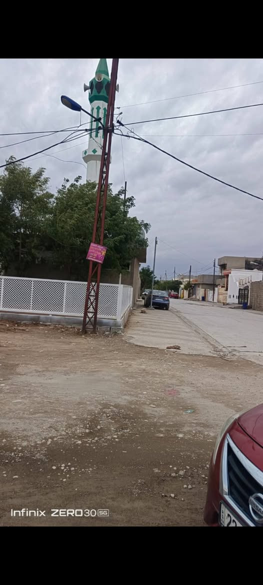 السلام عليكم اخواني بيت 100 متر للبيع نوع البيت رقم مكان البيت قريب على جسر الرابعه سعر البيت 35 مليون للعلم البيت مكفول من المشاكل المدني والقانونيه ***********
