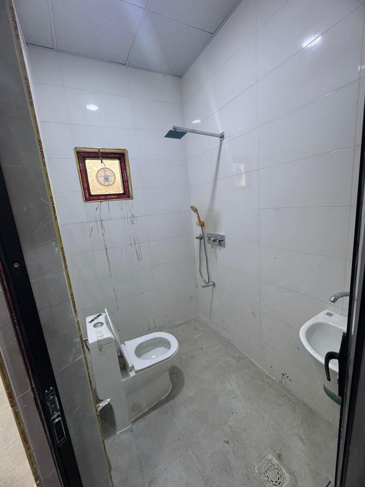 السلام عليكم
بيت للايجار المساحة 54 متر واجة 8 متر طابقين
صالة ومطبخ وصحيات بالطابق الارضي 
غرفتين نوم بالطابق الاول 
البيت ممسكون سابقاً هسه كمل التشطيب وجاهز للسكن 
المكان الدورة شارع الجنابي خلف كلية الفاربي بثلاثة افرع 
للاستفسار الاتصال على الرقم *********** 
سعر الايجار 650
