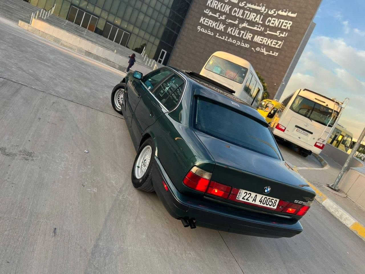 السلام عليكم BMW ٥٢٥ موديل 92 للبيع السيارة كامله من كل شي نقص بس تدفأه معروضه ب 70 وبيهه مجال للستفسار ٠٧٨١ ٧٧٢ ٧٥٧٩
