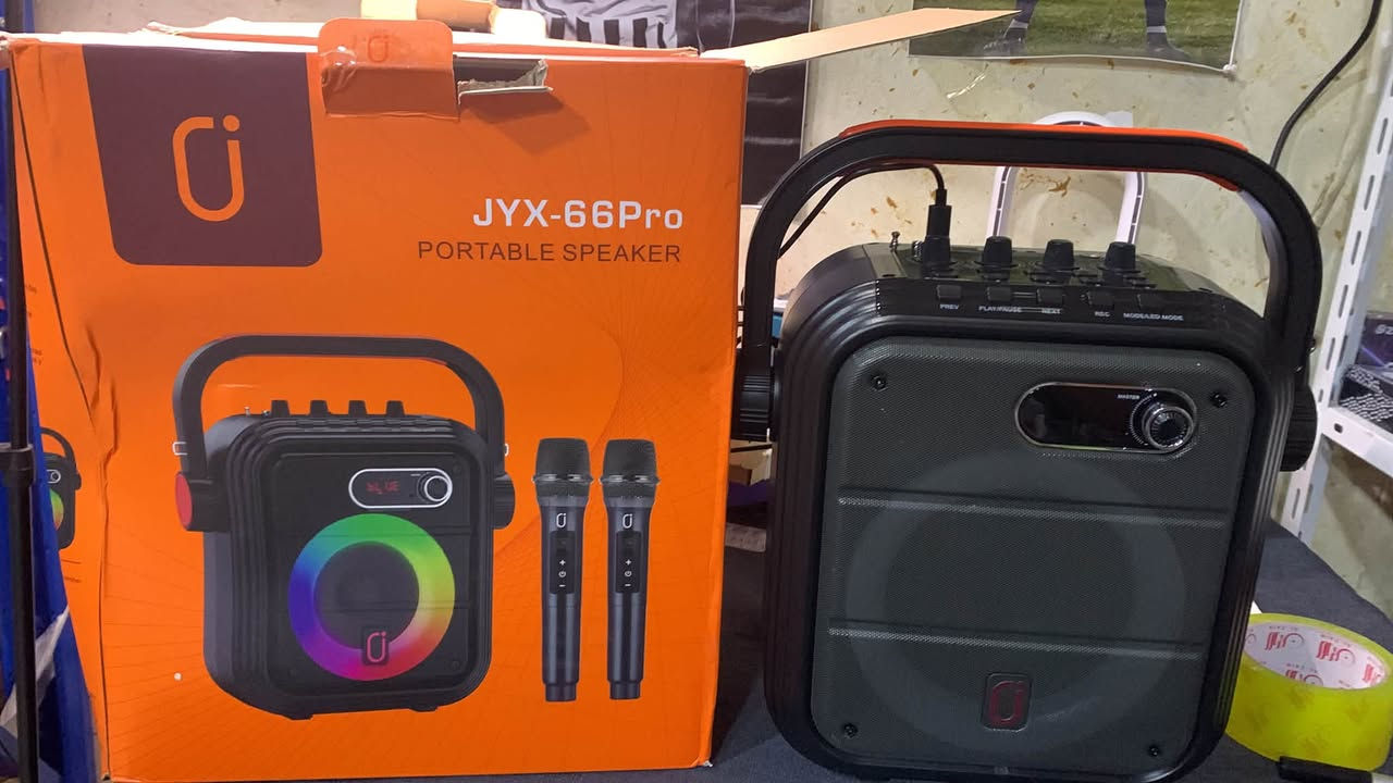 جهاز الكاريوكي ومكبر الصوت المحمول JYX-66Pro، وهو نظام صوتي متكامل ومثالي للحفلات، والتجمعات، والأنشطة الخارجية.أهم المواصفات والميزات:الصوت والأداء: يتميز بنظام توزيع صوتي متطور لتقديم صوت ستيريو نقي وقوي، مع إمكانية التحكم المستقل في مستويات الصوت، والتردد (Treble)، والجهير (Bass).ميكروفونات لاسلكية: يأتي مع ميكروفونين لاسلكيين يعملان بتقنية منع تأخر الصوت لتجربة غناء كاريوكي مثالية.البطارية والتشغيل: يحتوي على بطارية مدمجة بقوة 5200 مللي أمبير، توفر وقت تشغيل يصل إلى 12 ساعة متواصلة بشحنة واحدة.الإضاءة: مزود بحلقة إضاءة RGB ديناميكية ملونة تتفاعل وتتزامن مع إيقاع الموسيقى لإضافة أجواء احتفالية.خيارات الاتصال: يدعم تقنية البلوتوث، ومنفذ AUX، ومنفذ USB، وبطاقات ذاكرة TF، بالإضافة إلى دعم البث المباشر (Live Broadcast) والمراقبة الصوتية عبر سماعات الرأس.ميزة TWS: تتيح لك ربط مكبرين من نفس الموديل لاسلكياً للحصول على صوت محيطي مضاعف


**إذا كنت صاحب هذا الإعلان وتريد حذفه لأي سبب، رجاءا أرسل رسالة إلى الدعم الفني**