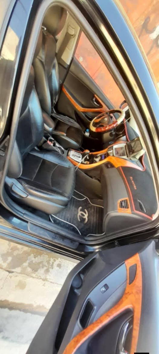 السلام عليكم 
افامتي 2012فول مفوله 
بصمه 
مري شفط 
سلايت 
كشنات تدفئه 
بدون ضرر بدون صبغ 
مكينه وكير شرط 
كابون بانزين بيها 
شرعيها بالموصل شرط التحويل  
السعر 120 
***********
