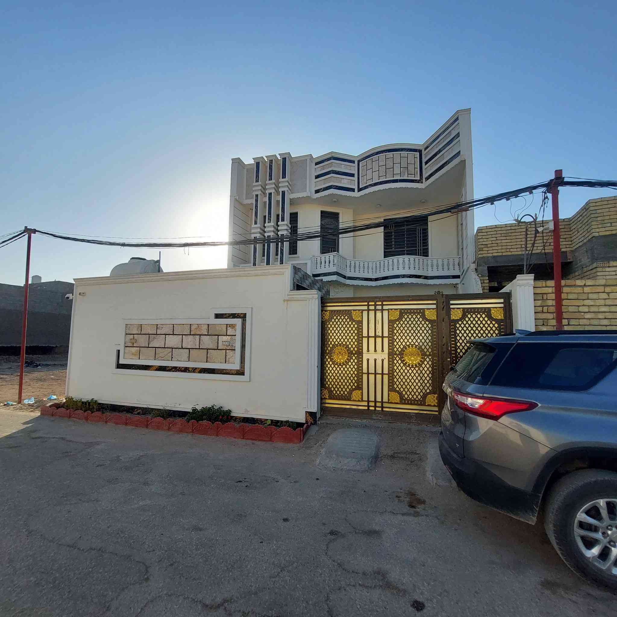 السلام عليكم بيت للبيع مساحه250م طابقين طابوق اربع غرف نوم خدمات ماء مجاري كهرباء تبليط طابو سند25 السعر 260 مكانه كربلاء الحولي100 على الهنيدية مقابيل جنت السلام ***********
