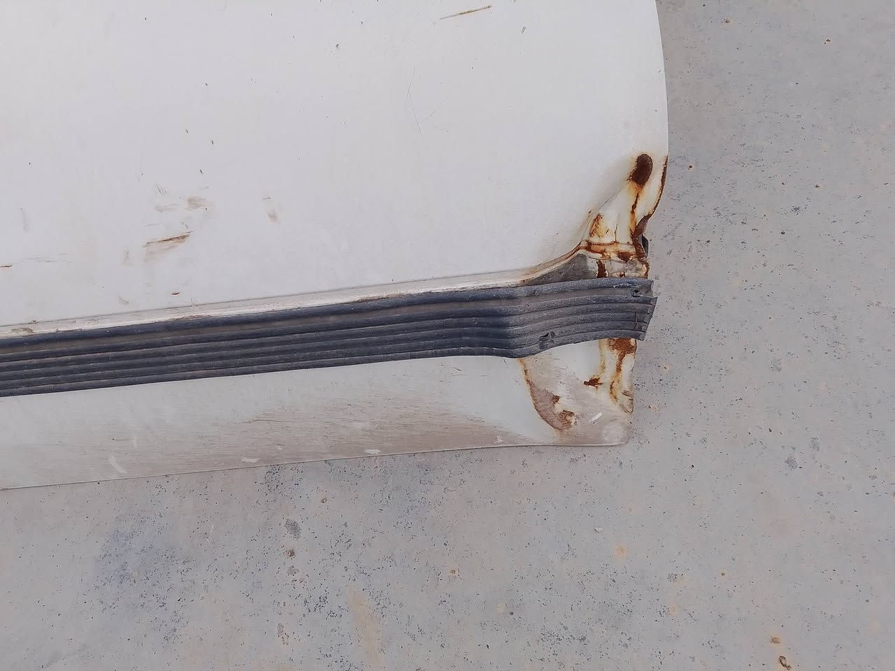 باب كاديت اللون ابيض للبيع***********
