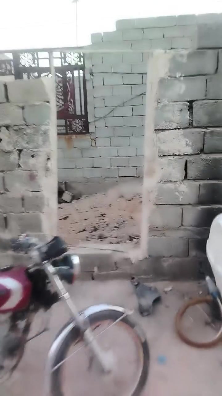 السلام عليكم هيكل للبيع مستعجل في كربلاء الحر منطقة السوادة الرشدية بشارع منتجع الشكرجي المساحة 200م تتكون من استقبال ومطبخ وصالة وغرفتين نوم وثلاثة صحيات ثنين داخلي واحد خارجي مثل ما واضح بل تصوير يباع بسعر مناسب علماً اني مكلف بالنشر وهذا رقم صاحب البيت ***********
