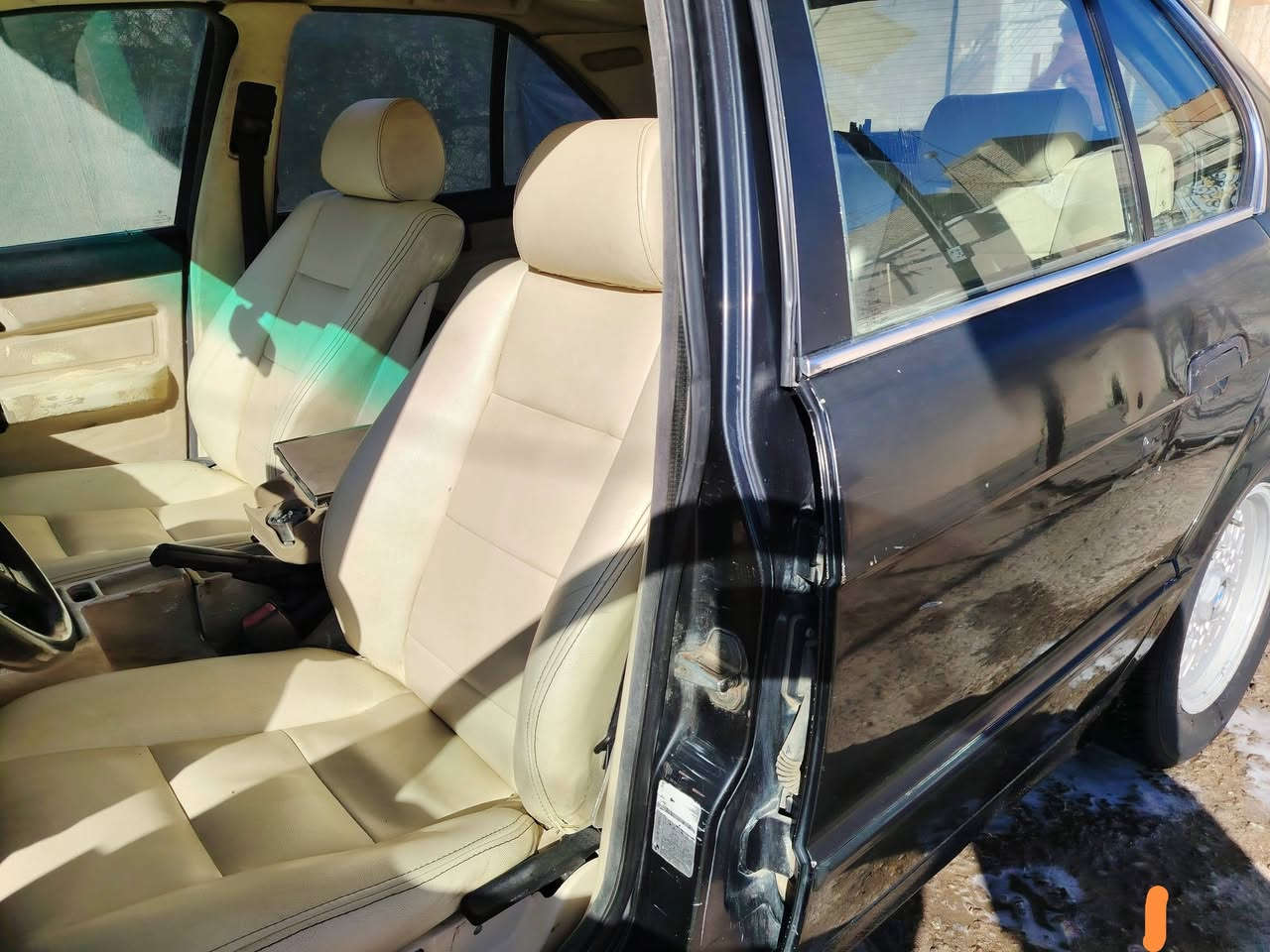 BMW كير عادي محرك مفتوح بيها ضربه حاملغ كدام جها السايق غرفه جديده مخرك كير جدد حاويه حداديه وره كدام جديده كربأيات كلها شغاله سعرها ٤٢ مكان سياره نجف للستفسار ***********
