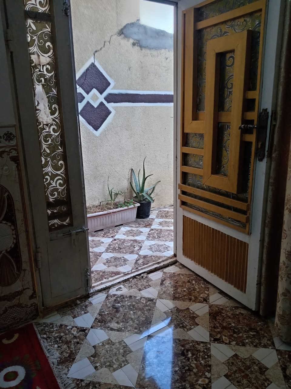 ‏سلام عليكم بيت طابو ملك صرف مساحة البيت 100 متر الواجهة 5 والنزل 20 بيت كلش نظيف ما عايز أي شيء  يحتوي غرفتين نوم هول صحيات داخلية وخارجية الشارع 20 متر مجاري كهرباء الاستفسار ***********
