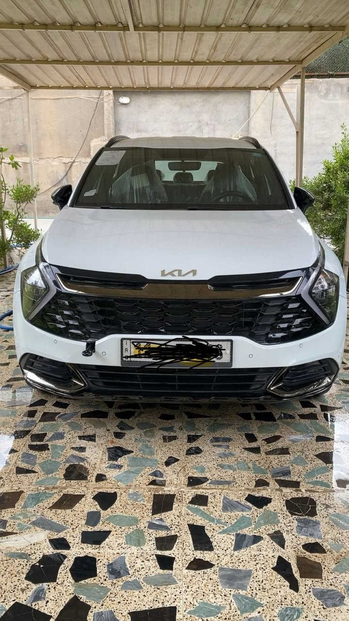 ‏Kia Sportage 2025 🚗 | Black Edition
– مرقم بغداد – داخلية جلد زيتوني مطعم بكنتارا  
ماشية 5000
المواصفات:
 • محرك سعة 2000 سي سي
 • بصمة + تشغيل عن بعد
 • كراسي كهرباء مع تدفئة
 • ستيرن تدفئة + شفتات كير سبورت
 • شاشة متصلة تدعم Apple CarPlay & Navigation

 • جنطة كهرباء خلفية
 • ويل حجم 19 إنج
 • شحن وايرليس
 • سايدبريك دگمة + أوتو هولد
 • درايف مود (أنماط قيادة)
 • مانع انحدار + مانع انزلاق
 • فول تحكمات ستيرن
 • كامرة دوارة + حساسات أمامي وخلفي
 • لايت زينون عالي/ناصي + LED ليزري نهاري
 • بك لايت LED
 • المرايا الجانبية كهرباء مع إشارة

الضمان:
 ضمان 5 سنوات / 100,000 كم – شركة الدوليه العراقيه
 4 تبديلات دهن مجانية (كل 5,000 كم)

📍 العنوان: بغداد – البياع
📞 للتواصل: ***********
