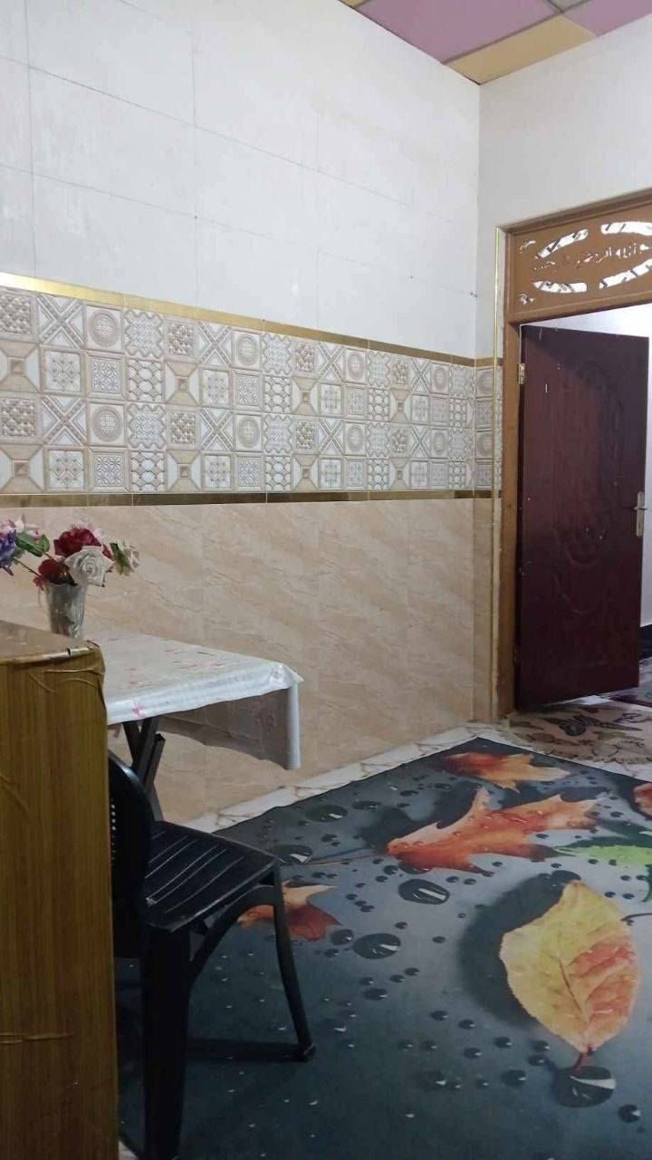 بيت للبيع بمساحة 50 متر – طابقين
سعر مناسب مع قابلية للتفاوض
الموقع: شارع الصب / مقابل ملحق قرية الغدير – عمود 330
الموقع خط أول
نوع الطابو: زراعي – سند 25
مواصفات البناء:
طابوق جمهوري
أساس وسقف صب كونكريت قوي
تفاصيل البيت:
غرفتين
صالتين
مطبخين
عدد 2 صحيات
منور
الخدمات المتوفرة:
كهرباء
مولدة
إنترنت ضوئي
مدارس حكومي وأهلي
سوق قريب جداً
السعر: 25 مليون دينار عراقي (قابل للتفاوض)
مناسب للسكن أو للاستثمار بسبب الموقع والخدمات
للتواصل: ***********
