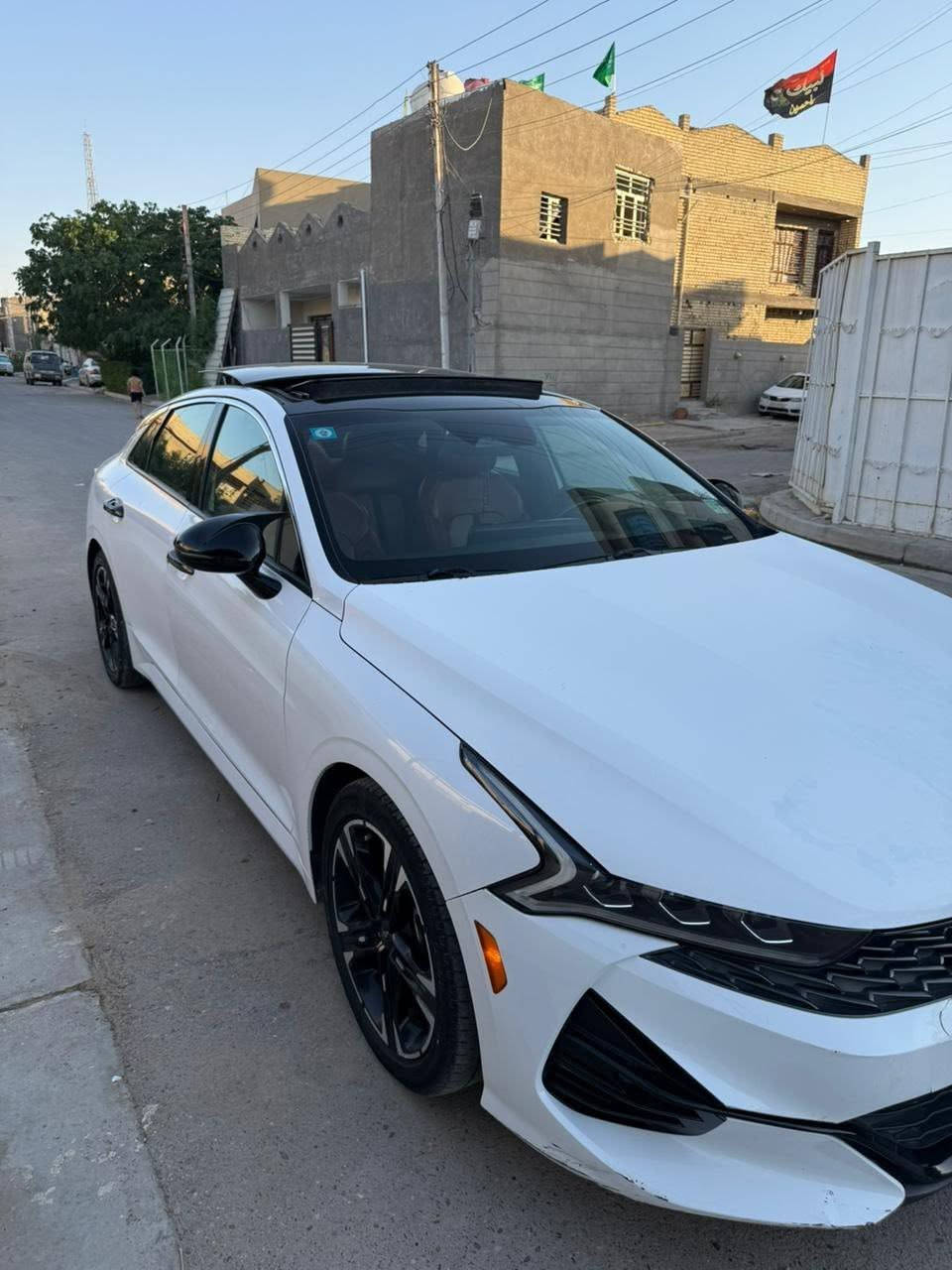 السلام عليكم
🔰 كيا كي فايف kia K5 2023

◻️ لون ابيض 

🟠 المواصفات 

🚀 محرك 1600 تيربو اقتصادي وقوي 

• تشغيل بصمه وتشغيل عن بعد 
• ⁠شحن لاسلكي للهاتف
• ⁠شاشه كبيره 
• ⁠رادار +رادار الخطوط 
• ⁠اوتو هولد
• ⁠مقاعد احمر  جلد كهرباء
• ⁠ستيرن حرف D
• ⁠انضمه قياده smart "normal"sport"custom
• ⁠مانع انزلاق +نظام Abs
• ⁠اوتو بارك 
• ⁠تحكم كامل من الاستيرن
• ⁠بانوراما 
• ⁠السياره فول مواصفات

💢 وارد امريكي بنيد مع نص باب معجون من امريكا خلفي عكس السايق بعدها ع حادثها 

السعر 185 وبيها مجال 

📍 مكان السيارة بغداد حي الجهاد 

☎️ رقم ***********
