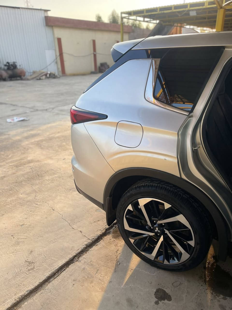 السلام عليكم مسبوشي  اوتلاندر 2022 بصمه سبعه راكب محرك 2500 مصبوغه عام رقم ***********اتصل ودلل
