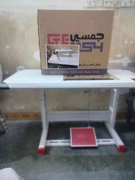 السلام عليكم
مكينة خياط جديدة بل كارتون معه ميز المكنية الاصلي نوع المكينة جمسي المكان القيارة العوسجة 
السعر 350 
للاستفسار ***********

