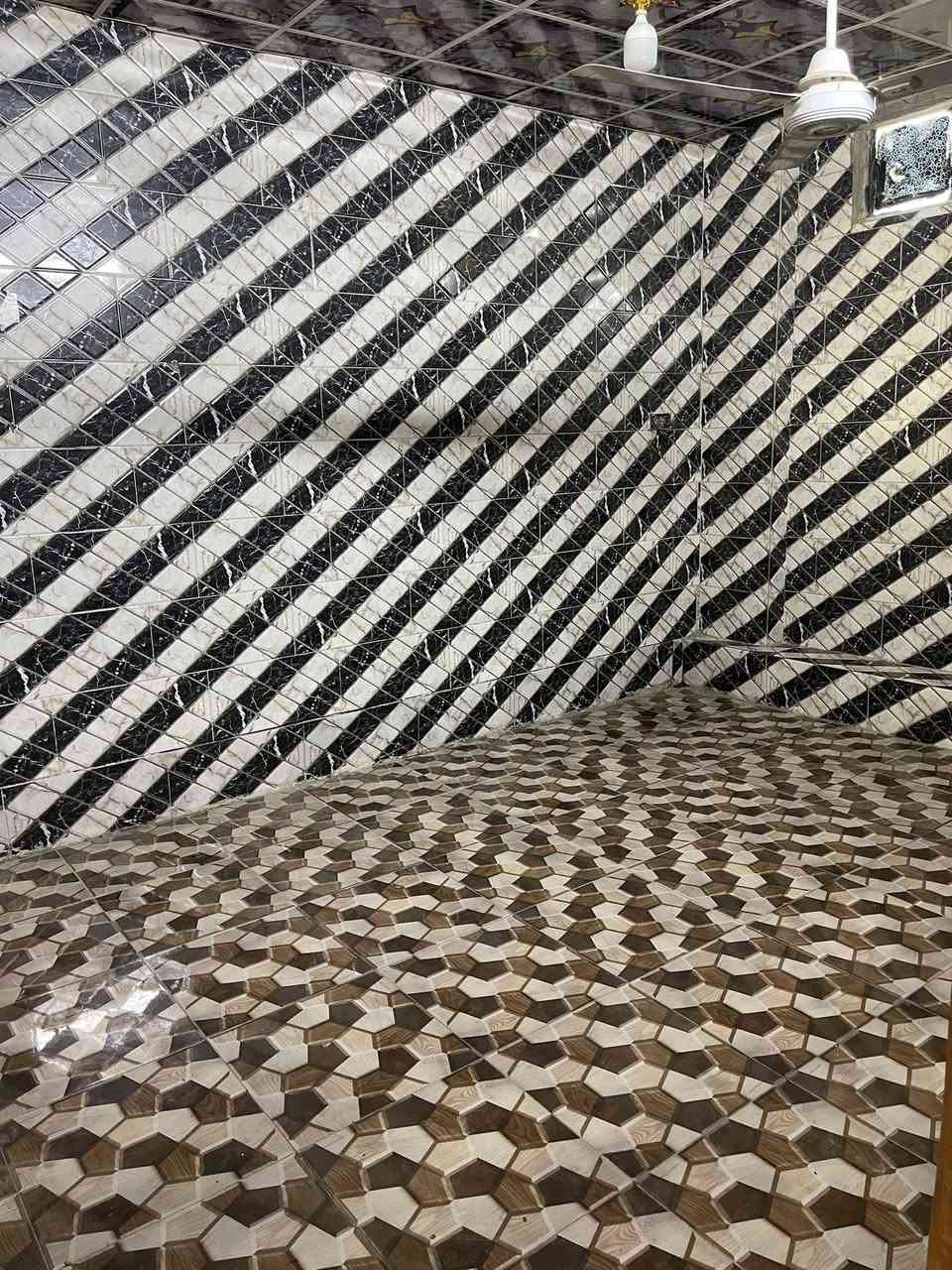 شقه للإيجار طابق ثاني جاهزه ماء كهرباء سخان تانكي شارع المطار الجديد مقابل أسواق فدك على الشارع ***********
