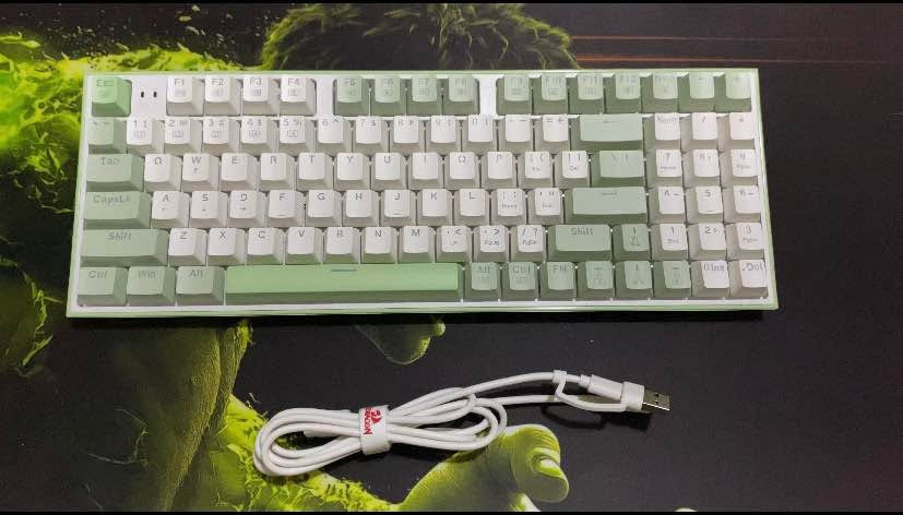 🟢 كيت قيمنق متكامل Redragon S134 Combo - الطبعة الملكية باللون الأخضر الماتشا والأبيض 🟢
لكل شخص يبحث عن التميز والراحة بالأداء والمظهر، هذا الكيت الاحترافي (ماوس + كيبورد ميكانيكي) من شركة Redragon العالمية يجمع لك الأناقة الاستثنائية مع الأداء العالي في الألعاب والعمل.

⌨️ مواصفات الكيبورد الميكانيكي (Mechanical Keyboard):
 تصميم مدمج وذكي (94 مفتاحاً): يوفر لك مساحة ممتازة لحركة الماوس على الطاولة، مع الحفاظ على لوحة الأرقام الجانبية (NumPad) الضرورية.
 سويتشات ميكانيكية احترافية: توفر لك استجابة سريعة جداً وصوت "كليك" ممتع، مع ميزة التبديل السريع (Hot-Swappable) وسويتشات إضافية مرفقة بالعلبة.
 إضاءة RGB كاملة: تأثيرات إضاءة خلفية متعددة ومبهرة يمكن تخصيصها بالكامل لتناسب ثيم غرفتك.
 كابل Type-C منفصل: كابل أبيض متين قابل للفصل لسهولة التنقل والصيانة وحماية الكيبورد.

🖱️ مواصفات ماوس الألعاب عالي السرعة (Gaming Mouse):
 حساسية خارقة (DPI): تحكم كامل بالسرعة يبدأ من 800 ويصل إلى 7200 DPI لتوفير دقة لا متناهية في ألعاب الشوتر (FPS).

 سرعة استجابة فائقة: معدل تحديث يصل إلى 1000Hz (Polling Rate) يعني صفر تأخير في اللقطات الحسمية.
 أزرار قابلة للبرمجة: يحتوي على 7 أزرار كاملة لتخصيص الأوامر والاختصارات داخل الألعاب.

 تصميم مريح لليد: يمنع التعب خلال جلسات اللعب الطويلة مع إضاءة RGB تتماشى مع الكيبورد.

📦 محتويات العلبة (الملحقات كاملة):
 الكيبورد الميكانيكي + كابل Type-C الأبيض.

 ماوس القيمنق الاحترافي.

 أداة (Keycap Puller) باللون الأحمر لسحب الأزرار بسهولة.

 كيس يحتوي على سويتشات ميكانيكية بديلة ومثبتات.
 كتيب التعليمات وكارت الترحيب الخاص بـ Redragon.

💰 السعر: 55 ألف دينار (قفل)

واتساب : ‭ ***********‬ Colombo, Sri Lanka
