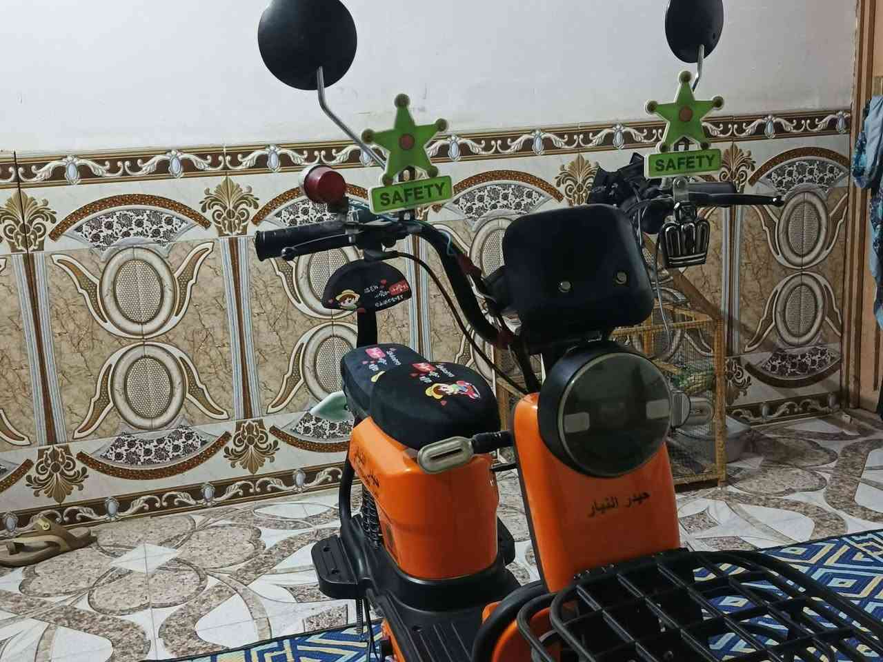 سلام عليكم  دراجه شحن لاابيع جديده كامله  عدد البطاريات5 اشاير يمنه ويسره اكلوب عالي ناصي الكهربايات كلهه شغاله اب لوتوث شاشه كبيره يطلعلك العطل بل شاشه مثلن اذا عطلت  المكان النجف الاشرف  ابو صخير عمود 120السعر 300وبيهه مجال لاطيبين او امراوس ترههم وا هاذ الرقم ***********
