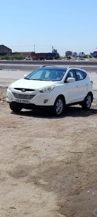 توكسان 2011فول مواصفات بيهه بارد شويه بين البابتين بصفحت السايق وبيهه ...