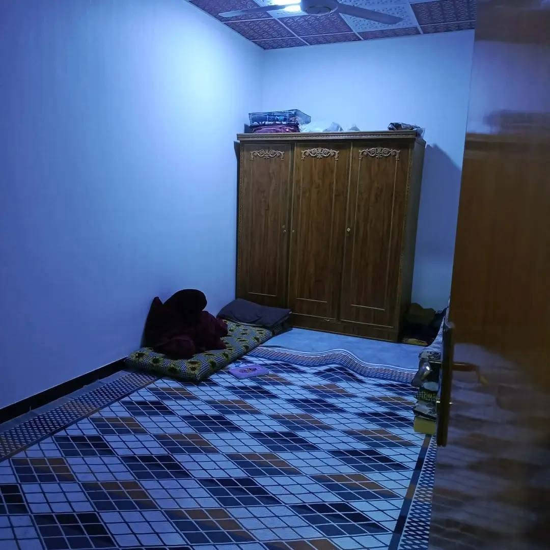 بيت لبيع او مراوس حسب القناعه مع الفرق  البيت مساحته 140 بنيان جديد  طابوق جموهري  والسكف صبابه وسراميك وسكف ثانوي  البيت بي غرفتين وصاله واستقبال ومطبخ ومكشوفه وتخاريج داخليه وخارجيه  البيت عالي عن الشارع  الفرع عرظه 10 متر  عنوانه شارع مطار جديد خلف مول جدو وره العلويات  سعره 65   وبي مجال قليل اي ستفسار خاص او واتساب ***********
