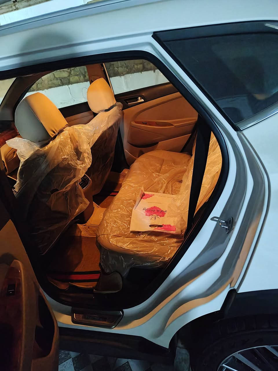 السلام عليكم توسان موديل 20خليجي كفالة عامه رقم قادسيه انكليزي  خمس عدسات شركة الكاصد ماشيه اصل 70مكان ديوانيه بيع او مراوس سياره جديده معه الكلمه ***********
