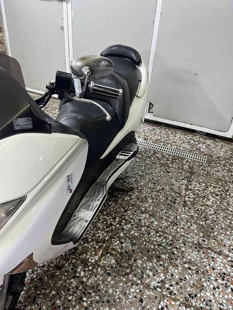 سلام عليكم فورزه 0 8كير شغال دراجه شلعه معدل 140نضيفه تايرات جدد مابيها نقوصات كفرات جدد اوراق بيها مكاني بغداد افاق عربيه ومتواجد بلاعضميه سعر ٨٥٠وبيها مجال بسيط شراي يتصل ***********
