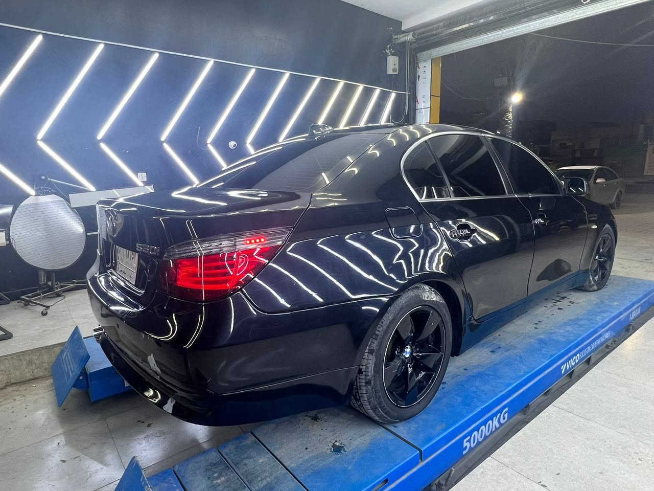 السلام عليكم
‏-BMW ميماتي 
موديل -2009 -520 
شاديلها محرك حاويه 3000 مال -530 
السعر -117 ورقه 
فول مواصفات 
فتحه سلايت 
داخل جلد مشمشي 
السياره مصبوغه عام للجماليه 
بدون اي تبديل 
للاستفسار 

***********
