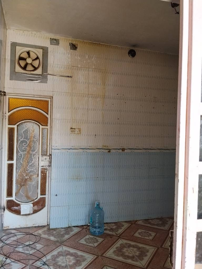بيت طابقين للايجار في القبلة حي الجامعة المربع الذهبي:
الطابق الارضي
1. استقبال
2. غرفة 5*6 في الطابق الارضي
3.  مطبخ
4. صحيات كاملة 
5. هول كبير 
6. كراج 
الطابق الاول
1. ثلاث غرف نوم 
2. صحيات 
3. هول كبير
يحتوي البيت على خزانات ماء عدد 2
للاستفسار الاتصال على الرقم ***********وتساب البصرة, العراق
