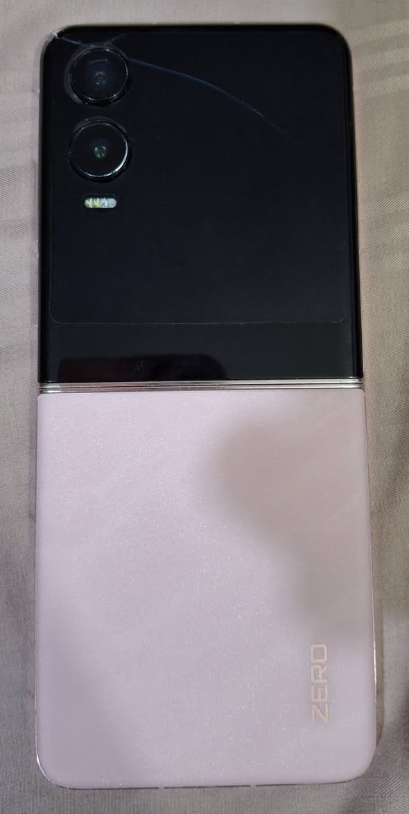 ‏جهاز للببع
‏  **Infinix Zero Flip**
‏| **الشاششات** | داخلية 6.9 إنش (LTPO AMOLED) + خارجية 3.64 إنش، كلاهما 120Hz |
‏| **المعالج** | MediaTek Dimensity 8020 (أداء متوسط) |
‏| **الذاكرة والتخزين** | 16 (8+8) جيجابايت رام + 512 جيجابايت تخزين |
‏| **الكاميرات** | خلفية مزدوجة (50+50 ميجابكسل) + أمامية 50 ميجابكسل | يدعم تصور 60 فريم 4k
‏| **البطارية** | 4720 مللي أمبير + شحن سريع 70 واط |
‏| **النظام** | أندرويد 15 مع واجهة XOS 14.5 مع دعم 3 سنين |
‏| **أبرز الإضافات** | سماعات ستيريو من JBL، تصميم قابل للطي بمفصلة مخفية |
‏مستعمل بي فطر بالشاشة الخارجية ممأثر على اللمس موضح بالصور 
‏وياه شاحن سريع مع سماعة سلكية فقط
‏سعرهه 240 قفل فقط بيع بدون مراوس 
‏مكاني بغداد توصيل ماعندي 
رقمي 
***********
‏
‏
‏
