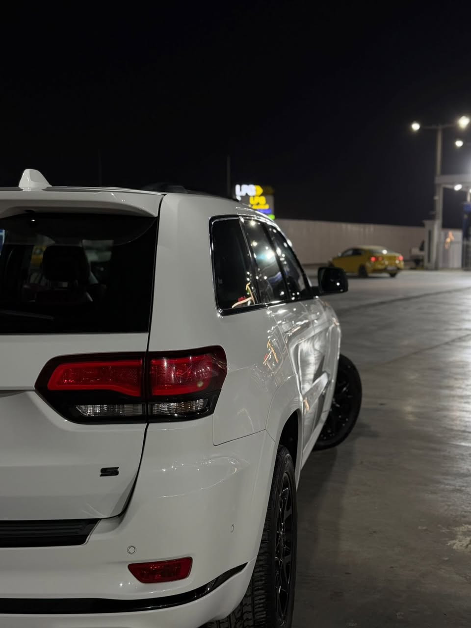 للبيع جيب موديل 2022 فئة S، السيارة بحالة ممتازة جداً ومستخدمة استخدام شخصي، نظيفة من الداخل والخارج ومو محتاجة أي مصروف.

✅ محرك وگير وشاصي بحالة ممتازة
✅ صيانة دورية منتظمة
✅ مكيف ثلج
✅ إطارات بحالة جيدة
✅ مواصفات مريحة ومناسبة للمدينة والسفر
✅ جاهزة للفحص بأي مكان

السيارة ماشية بكل سلاسة ومعتنى بيها، والبيع لوجود رغبة بالتغيير.

💰 السعر: (340$) قابل للتفاوض .
📞 للاستفسار: ***********
