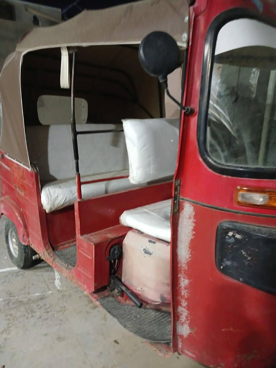 السلام عليكم تكتك موديل ٢٠١٧ شهر ١٢ رقم انكليزي وسنوية موجودة محرك ٢٠٢٠ بعده جديد وناعمة، نقصها الكهربائيات وخياسات كدامكم مثل ما موضح بالصور 
السعر : ٣ ملايين و ٧٥٠ الف
العنوان : ابو غريب ، المنسية
للأستفسار : ***********
