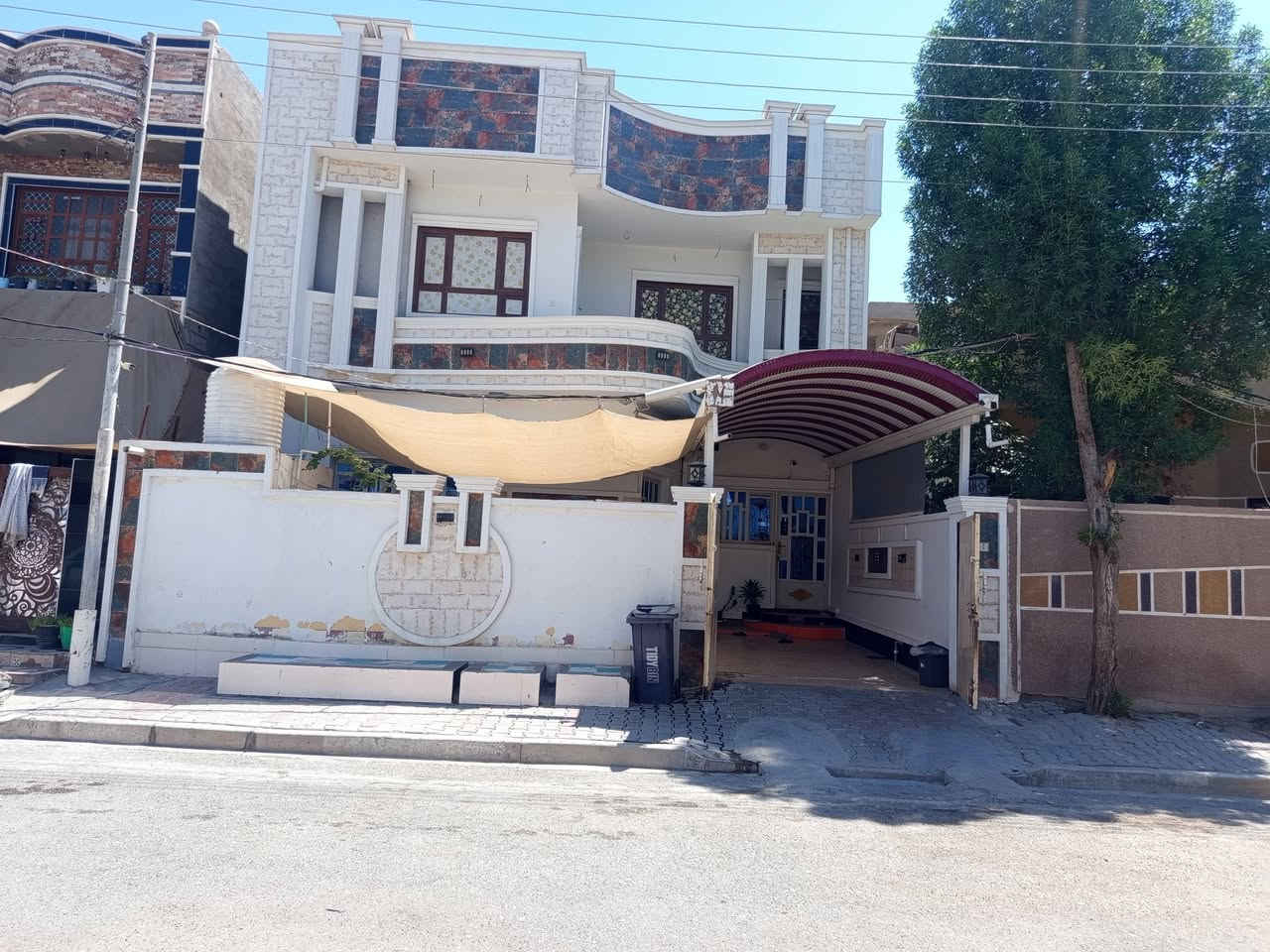 دار للبيع 200م طابو زراعي سند 25 مكاتبه ووكاله منطقة سكنية متكاملة طابقين بناء حديث اربع غرف نوم واستقبال وصاله ومطبخ وصحيات داخليه وخارجية وطابق ثاني وكراج شارع عرضه  12م أرصفة ومجاري واناره وماء وكهرباء وتبليط وخط مولد بعقوبة بهزر حي القادسيه قرب اسواق سنبله السعر 155مليون وبي مجال للشراي تفاصيل اكثر داخل الفيديو للاستفسار خاص او ***********
