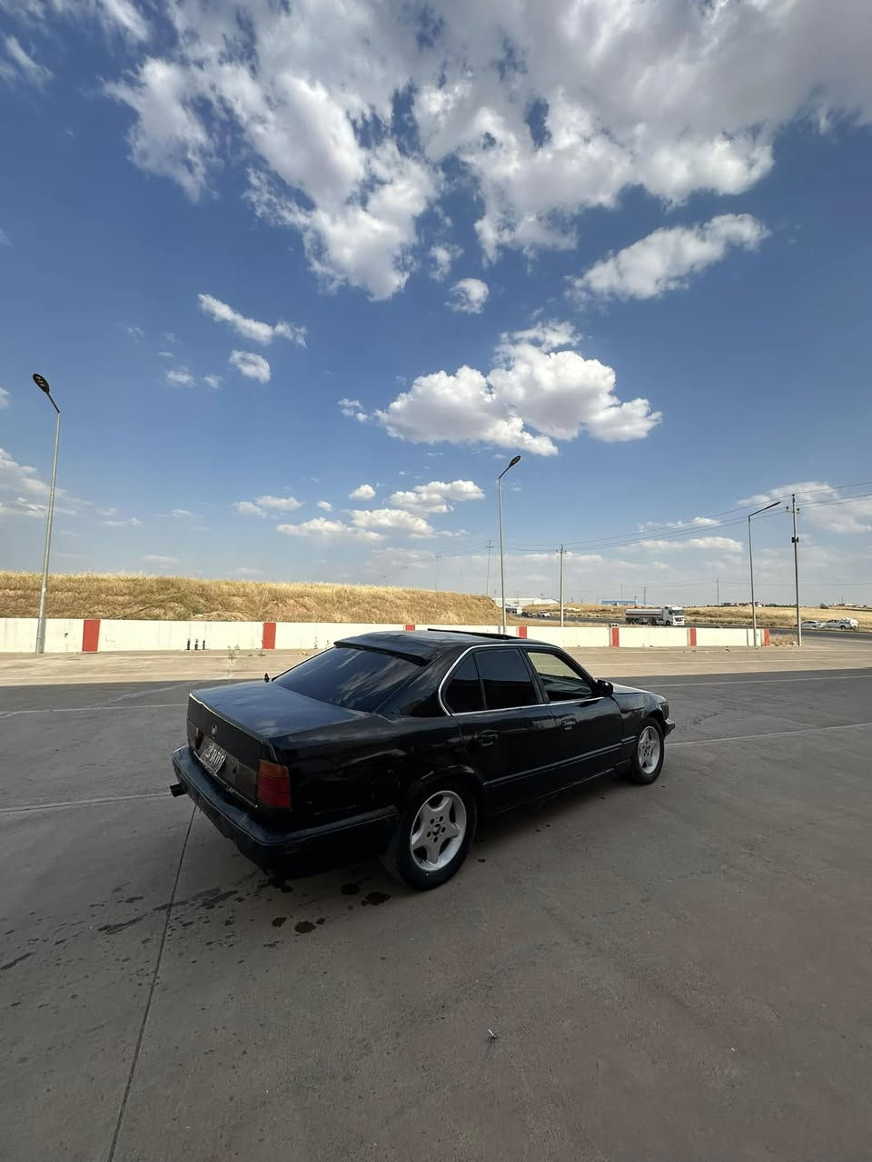 BMW 520گێر حادی مۆدێل1992 ئارم پلاستیک گێر و مەکینە و ئەکسل بە شەرت سەیارە کە پشتوو پێشی شلە مواسەفات دووجام کارەبای سلات ABS ٤بەرە دەرکە فۆرمیکا 
 نرخ ١٤$ کەمێک مەجال 
شوێنی هەولێر خەبات 
ژ. م. ***********
