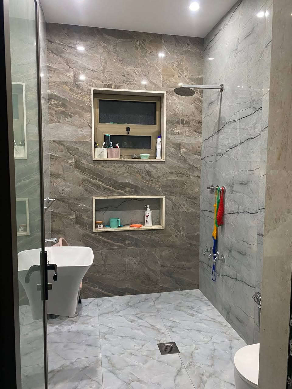 السلام عليكم بيت مساحة 125 طابو  صرف في منطقة حي السلام قرب مستشفى الفضيله العام المنطقه متوفر جميع الخدمات تبليط مي كهرباء المدارس جدا قريبه متوسطه وإعداديه وابتدائي كلهن قريبات علينه
يتكون البيت من 3 طوابق 
الطابق الأول: استقبال و مطبخ و صاله و منور و غرفة نوم و صحيات 
الطابق الثاني: يتكون من صاله و صحيات و 3 غرف نوم 
الطابق الثالث: يتكون من صاله و صحيات و غرفه نوم 
بيت بناء 2024 احدث مواد مستخدمه للبيت درجه أولى شغل أدينه البيت احلى من الصور اب الف مره 
للتواصل و الاستفسار الاتصال على الرقم غير متواجد على الفيس بوك فقط على الرقم الاتصال يوجد واتساب ***********
