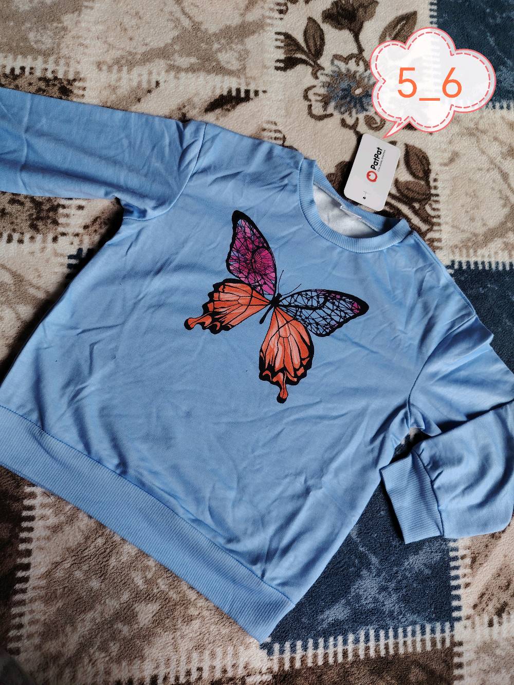 ببيع ملابس أطفال جديدة مناسبة للأعمار المختلفة: 

1. بلوزة زرقاء برسمة فراشة، مناسبة لعمر 5-6 سنوات.
2. بنطلون بمربعات ملونة، مناسب لعمر 3-4 سنوات.
3. بلوزة سوداء برسمة قطة، مناسبة لعمر 4-5 سنوات.
4. طقم وردي برسمة وجه قطة، مناسب لعمر 4-5 سنوات.
5. سويت شيرت رمادي بغطاء رأس، مناسب لعمر 7-8 سنوات.
6. جاكيت كاروهات أبيض وأسود، مناسب لعمر 7-9 سنوات.
7. هودي مخطط أزرق، مناسب لعمر 8-9 سنوات.
8. جاكيت كاروهات بني، مناسب لعمر 7-8 سنوات.
9. معطف أسود بتصميم أنيق.
10. فانيلة مطبوعة بدببة، مناسبة لعمر 9-12 شهر.