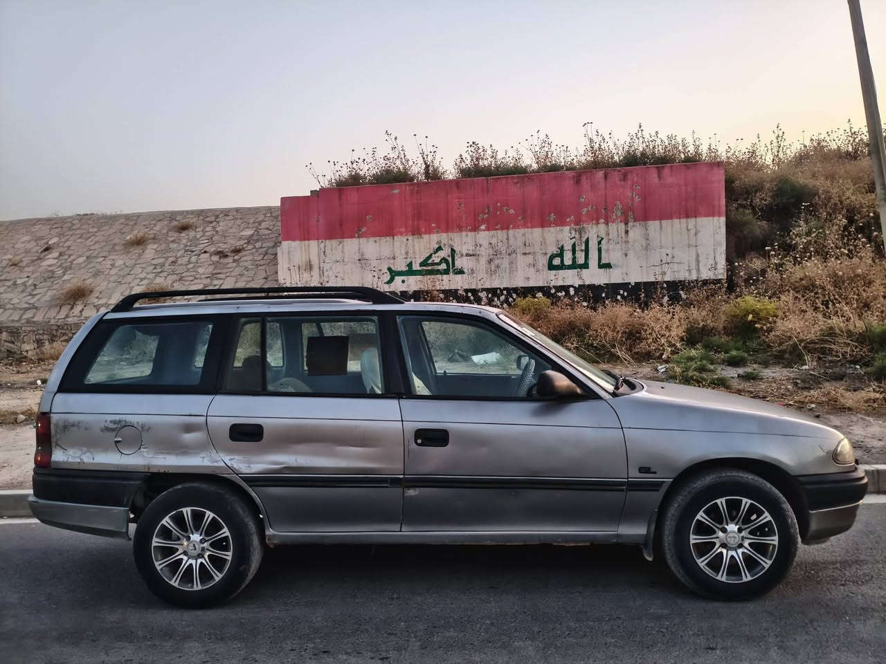 السلام عليكم.
سيارة استرة 16 كير محرك شرط رقم أنبار مشروع وطني الشرعي بل موصل موديل 1993 
السعر : 42$ وبيها مجال 
هاتف : ‏‪***********‬‏
