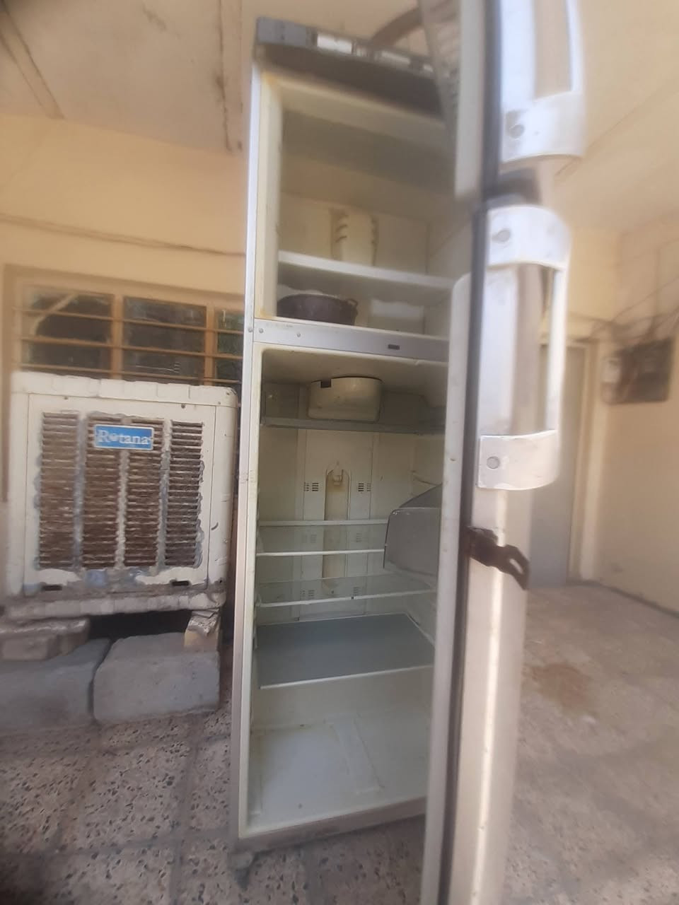 ثلاجه للبيع أريدها اب 100
واي خياس مابيهه واي اشكال مابيهه وعل فحص عنواني بل تحرير بشارع أربعين 
***********
