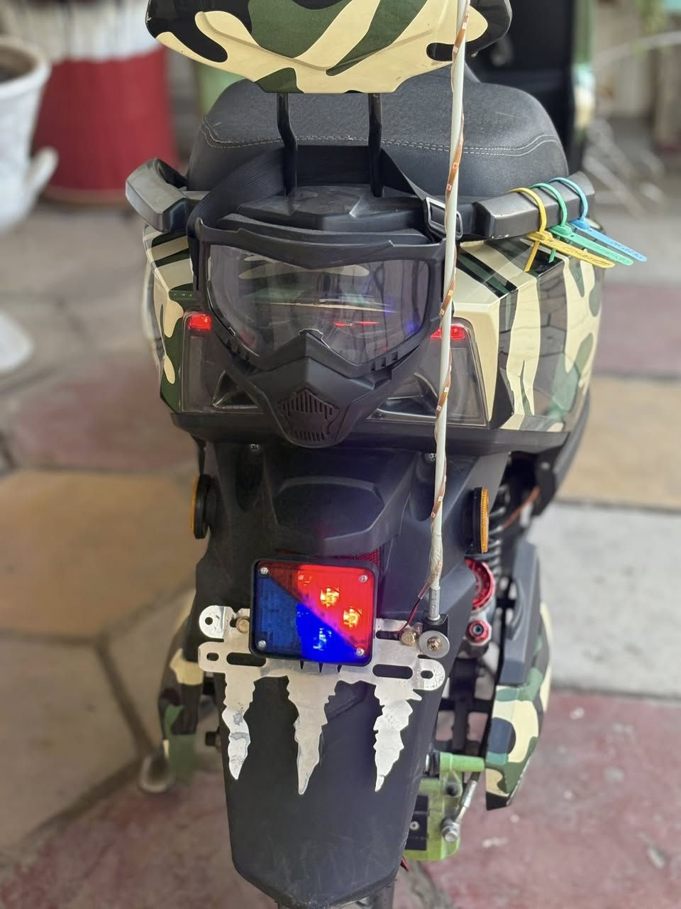 سلام عليكم دراجة سكنس شحن للبيع
نوع سكنس شحن 
بطارية عدد 6مسطرة 
سرعتها 80
ملفها 1500
بصمتين +سوجين
لايتات زنون عالي ناصي 
بيها وضعية بارك 
الدراجة شكل مميز 
عنواني بغداد حي الجهاد الاطباء 
هاذا رقمي ***********
