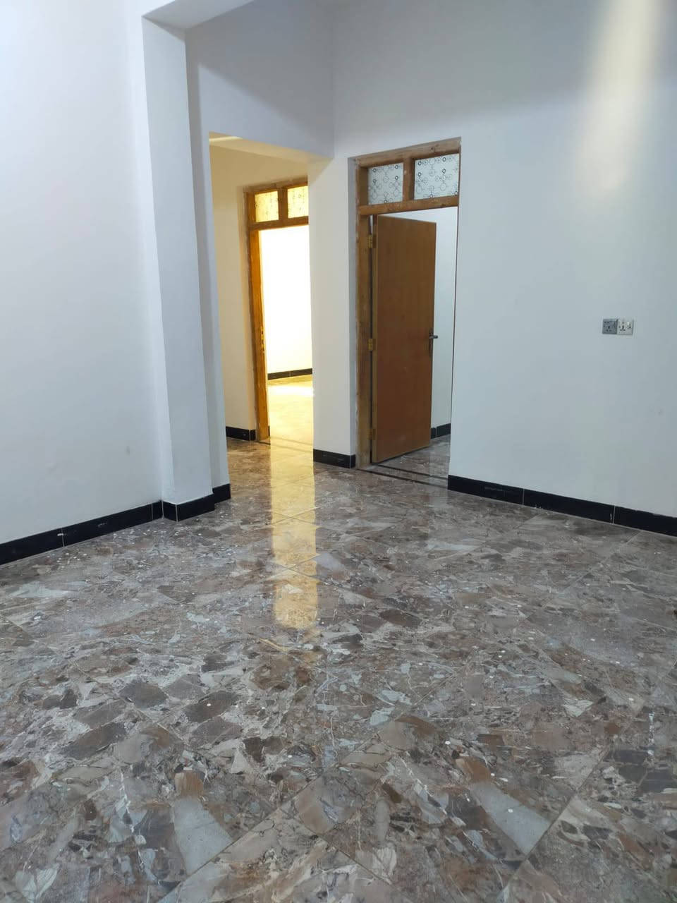 شقه اللايجار طابق ثاني شارع ١٠٠ مجاور مجمع ام عمار للجمله حي الزيتون مقابل مطعم هيوا الشقة ركن على الشارع غرفتين وصاله ومنافع للاستفسار الاتصال على الرقم ‏‪***********‬‏
