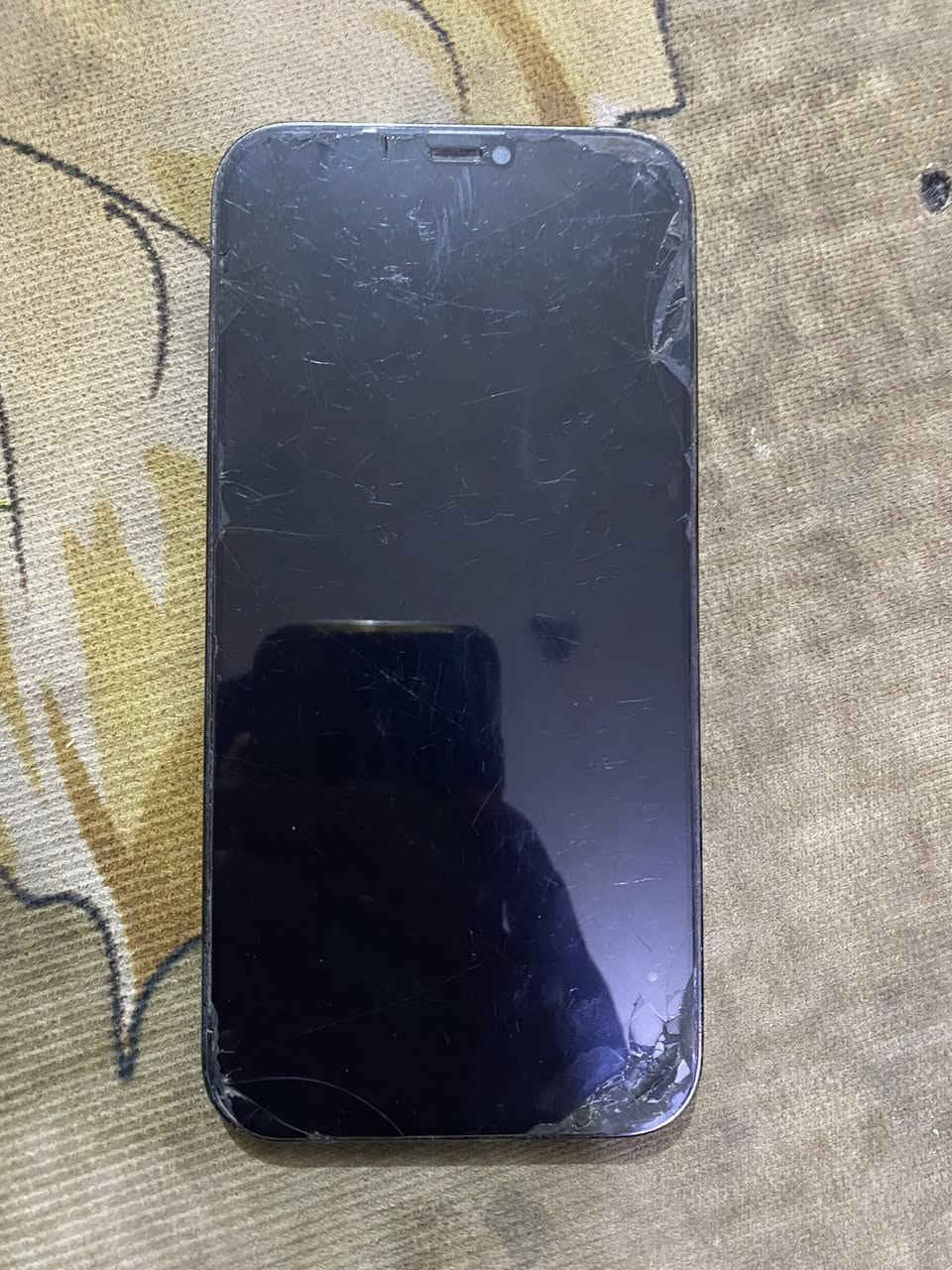 سلام عليكم ايفون12 bro max  جهاز مامفتوح كلشي ممبدل بي بطاريه76بي فطر خفيف بالضهر مالته وسماعه  مال صوت وحده متشتغل والثانيه شغاله السعر450وبي مجال للاستفسار***********
