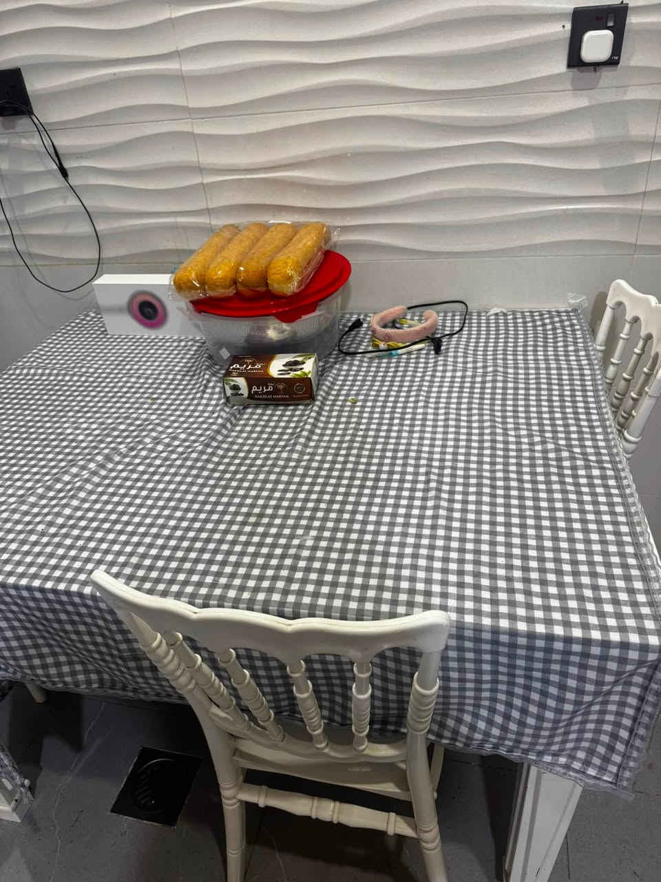 غراض للبيع
كنتور ٣ متر خشب اصلي ثكيل مع ميز مرايه ب٥٠٠
طخم قنفات ستر متر حرف L ب ٤٠٠
كاونتر سنك استعمال قليل نضيف جدا ب٢٠٠
ميز طعام ابيض مع ٥ كراسي نضيف ب ١٥٠ 
مكان بختياري


**إذا كنت صاحب هذا الإعلان وتريد حذفه لأي سبب، رجاءا أرسل رسالة إلى الدعم الفني**