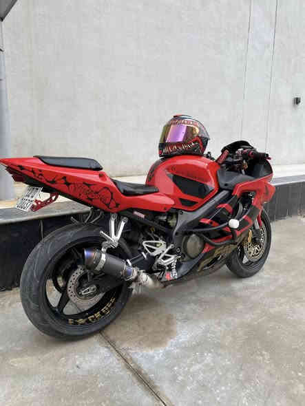 السلام عليكم...
HONDA CBR F4i 600F sport در.
الدراجة وارد يابان نظيفة جداً
مابيها اي نقص و مسويلها ادامه 
(يعني انسى شي اسمه عطل)
و بيها كم شغلة رياضية و ترتيبات
التزويد والاضافات 
ستيرن رياضي 3قطع 
تزويد حدايد عل دروعه 
قبضات رياضية
يدات رياضية
قبضة للراكب الخلفي
الدراجة كاملة مكملة وكلشي بيها شغال
مكاني موصل 
✅✅✅✅✅
دراجه مرقمه رقم نينوى 🔥20037رقم مميز وباسمي 
السعر : 38ورقه 
للاستفسار ***********
