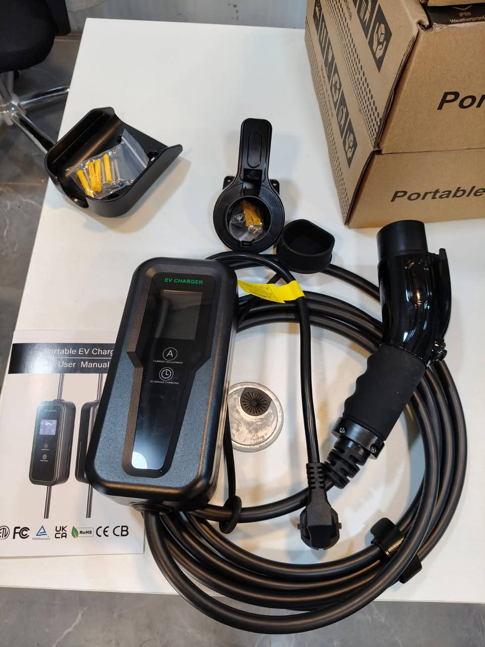 تتوفر لدى شركة سما السدرة شواحن  ( منظمات شحن) للسيارات الكهربائية  بجميع انواعها البي واي دي منفذ صيني GB/T  والتسلا و الياباني والامريكي والكوري منفذ TYPE 1 والاوربي منفذ TYPE2   مع  الادابترات المتنوعة 

تتوفر خدمة تصليح الشواحن وتطويل الكيبلات واستبدال منافذ الشحن حسب النوع المطلوب. 

 الاسعار متفاوتة حسب منفذ الشحن ونوع السيارة والقدرة والمواصفات الاخرى 

شواحن السيارات الكهربائية (EVSE) متوفرة الآن لدى شركة سما السدرة للطاقة الشمسية. 

- حل عملي وآمن لشحن سيارات Plug-In Hybrid و السيارات الكهربائية  EV  بكفاءة عالية، مصمّم ليلبّي متطلبات الاستخدام اليومي بثقة واعتمادية، سواء للاستخدام المنزلي أو التجاري .

- تحكم تيار من 6 إلى 16 امبير للشاحنة 3.5 كيلو واط 

و من 8  إلى 32 امبير  للشاحنة 7 كيلو واط 

- المواصفات الفنية:

* البورد معيار حماية IP65 

* منفذ الشحن Gun معيار حماية IP55 

* منفذ السوكت الصناعي معيار حماية IP68

*  تدعم منافذ الشحن :

GB/T صيني 

Type 1  ياباني وامريكي 

Tesla  تسلا

TYPE1 اوربي 

-المميزات 

* متغير التيار 

* ضد الرطوبة والاتربة والمطر 

* دبل ريلي 

* شاشة ملونه

* ضمان سنتين 

* توفر كل قطع الغيار 

*كيبل 5 متر قابل للزبادة حسب الطلب

- متوفر بورد سيطرة و حماية قبل الشاحنة من مناشئ رصينة جدا 

- متوفرة خدمة صيانة كافة الشواحن 

 شحن ثابت ومستقر

 مستوى أمان عالٍ

أداء موثوق للاستخدام اليومي 

شركة سما السدرة

نواكب مستقبل الطاقة ونضع حلول الشحن الحديثة بين يديك اليوم.

للاستفسار ومعرفة الشاحن الأنسب لسيارتك، تواصل معنا:

مواقع فروعنا:

بغداد – المنصور – الداوودي

بغداد – العامرية – مجمع الشرق الأوسط

أرقام التواصل:

المخزن والورشة الفنية      ***********

فرع المنصور:

***********

***********

فرع العامرية:

***********
