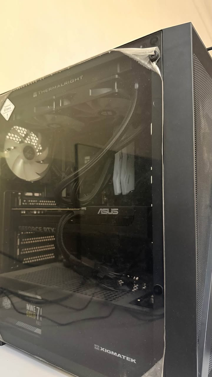 :

🖥️ المكونات:

* كرت الشاشة: NVIDIA GeForce RTX 5070 (نسخة PRIME)

* اللوحة الأم: ASUS ROG STRIX B760-F Gaming WiFi

الرام: T-Force Delta DDR5 سعة 32GB بتردد 6000MHz

* مزود الطاقة (PSU): Cooler Master MWE Gold V2 بقدرة 750w (Fully Modular)

* التبريد: Thermalright Aqua Elite 240 ARGB (تبريد مائي 240mm)
* التخزين: SSD NVMem.2 (نوع hiksemi – 1t)
* الكيس (Case): Xigmatek Blade

سعر الكيس فقط 2 مليون ومئة الف 2100000
مع عاكسة اونلاين مذكورة مواصفاتهه بالصور تجهز خمسه امبير ونص مع هدية باتري 
العاكسه مع الباتري سعرهه فقط 250 الف 
(باتري سيارة 100A)

بيع فقط

متوفر توصيل
� النجف, العراق


**إذا كنت صاحب هذا الإعلان وتريد حذفه لأي سبب، رجاءا أرسل رسالة إلى الدعم الفني**