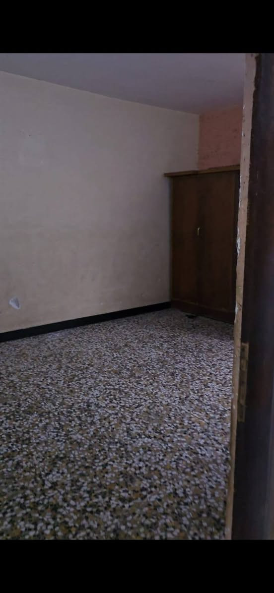 دارللبيع مساحة 200 متر طابقين ، يقع في منطقة التأميم حي الكعبي ، بفلكة سلمان باك طريق بسماية عقد زراعي 117 ، يحتوي على  5 غرف نوم كبيرة واستقبال 8.5 × 4 ومطبخ كبير وترك عدد2 وسطحين الارضية كاشي وكراج سيارة وكهرباء وماء والبيت فارغ وجاهز للسكن
لباقي التفاصيل والسعر التواصل على الارقام التالية *********** *********** وتساب
 ابو عباس للعقار
