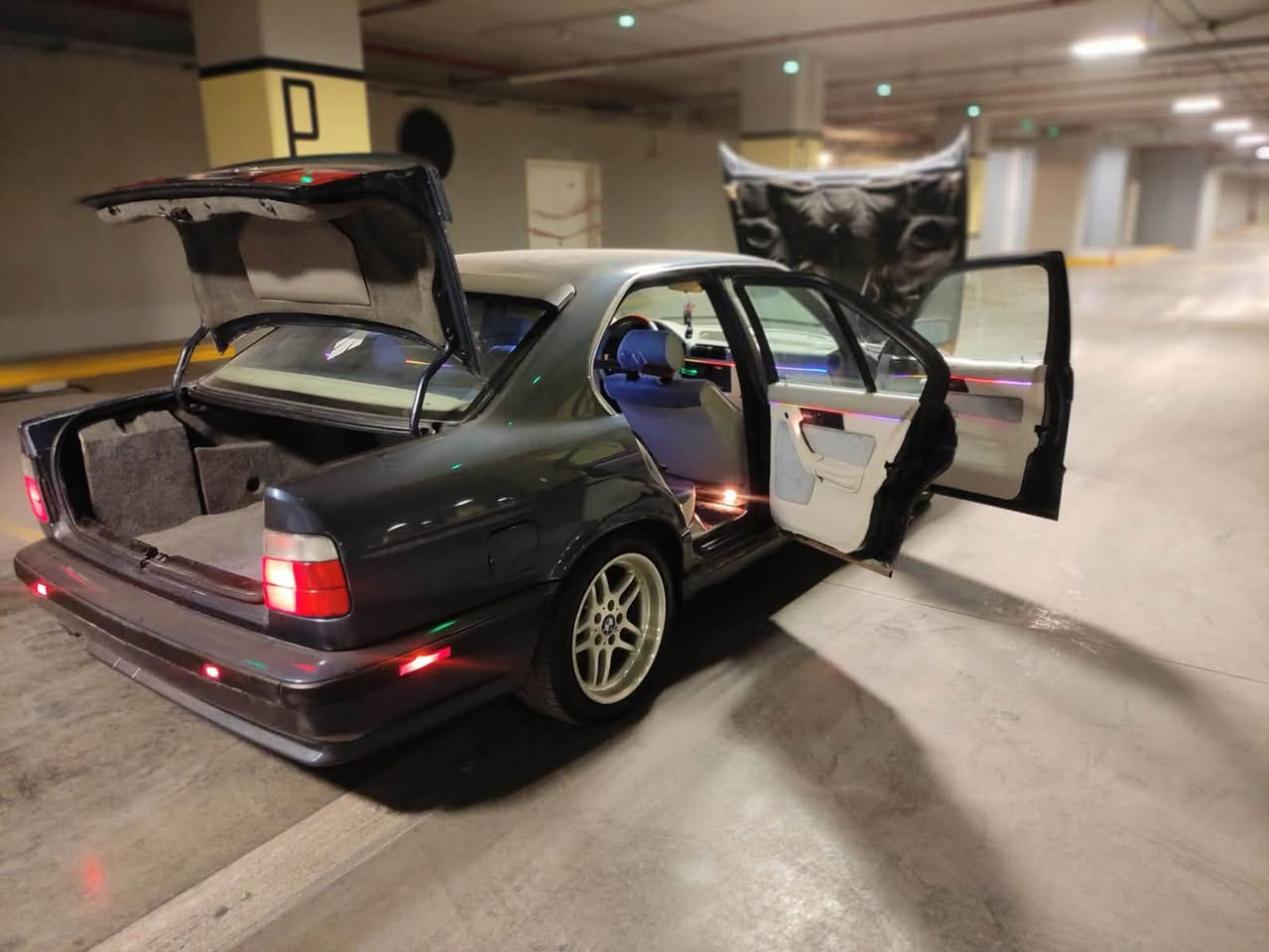 السلام عليكم BMW موديل 1990 كير عادي
سياره جديده بمعنى الكلمه غرفه مخمل اوف وايت كت كامل M حته دوس البانزين والكلج والبريك M سياره بدون ضربه فقط صبغ جماليه هزه وسنويه جدد بسمي تحويل ثاني يوم كير ومكينه خير من الله مكانه بغداد الامين ثانيه فقط بيع متوازي عله فلوس سعر 70 وبيه مجال ***********
