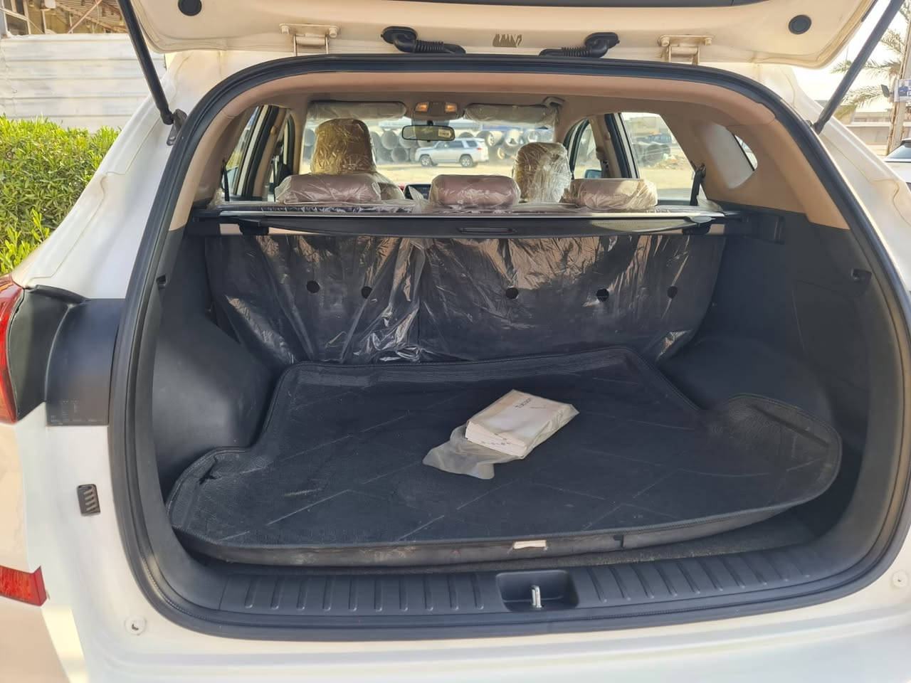 سلام عليكم
توسان للبيع 2019  خليجي كاصد فول مواصفات عده البنوراما

```مواصفات:```
حساسات

لد امامي 
لد نهاري
اشاير بل مري 
مري شفط 
اشاير ترحيب 
تغيير  مودات السياره 
حساسات الابواب عند الفتح  بصمه تشغيل + بصمه ابواب
شاشه 
كشن السايق كهربائي
تبريد قطعتين+ ثلاجه
الارضيه مغلفه جلد
تخم تاير جديد
السبير ما نازل
باتري جديد
كامره خلفيه
تحكم ستيرن جهتين
اريل مثلث نبكيشن 
ماشيه ٧٠ الف
رقم بغداد بسمي
عنوان بغداد ابو غريب
سنويه لحد ٢٠٢٩ شهر ٥
سعر 195$ 

***********
