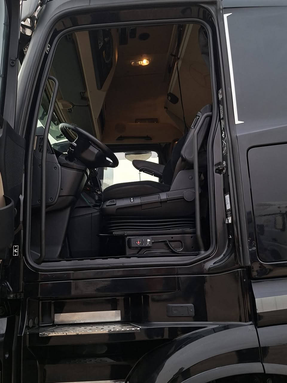 مرسيدس اكتروس وحش للبيع سنجل الماني الحجم2763 موديل 2018 فول مواصفات كاميرا وحساس وريد تايجر دخول طريبيل جديد تواجد معرض ابو قصي العسافي انواع الانبار الرمادي 5 كيلو خط السريع رقم الهاتف***********      ***********
